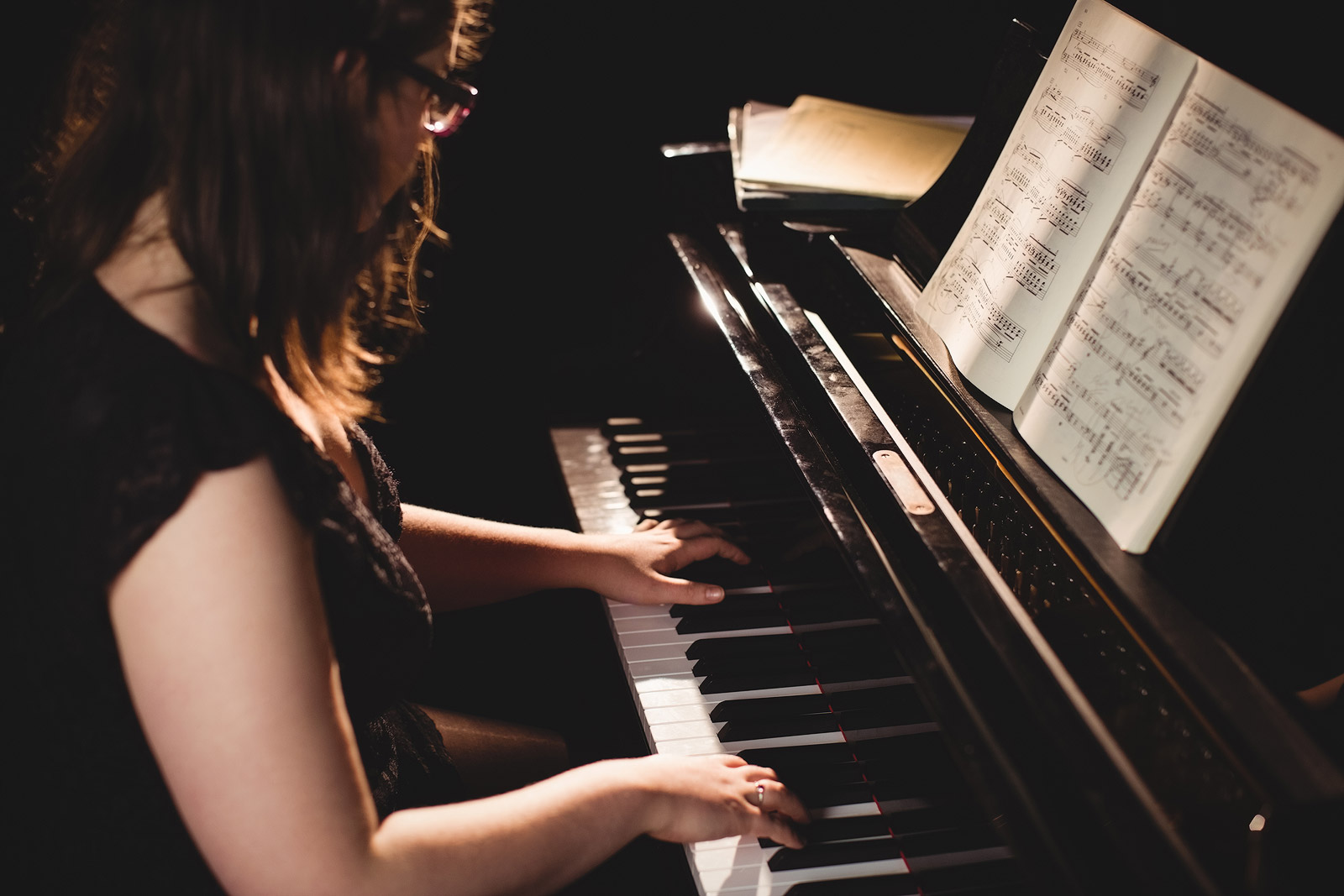 woman-playing-piano